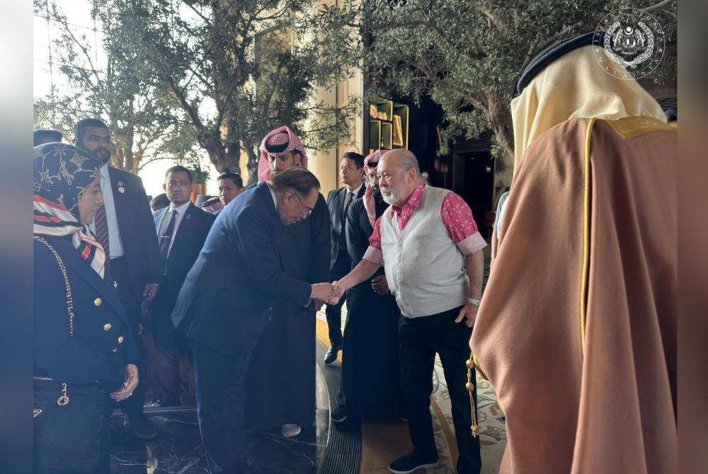 Yang di-Pertuan Agong Sultan Ibrahim berkenan menerima menghadap Perdana Menteri, Datuk Seri Anwar Ibrahim di Bahrain hari ini. Foto FB Sultan Ibrahim Sultan Iskandar