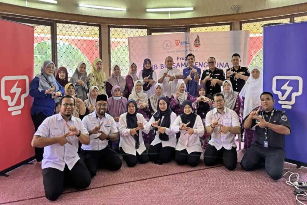 Mohamad Yusrizal (baris belakang, tiga dari kanan) dan Wan Ishak (baris belakang, empat dari kanan) ketika menghadiri program di Alor Setar.