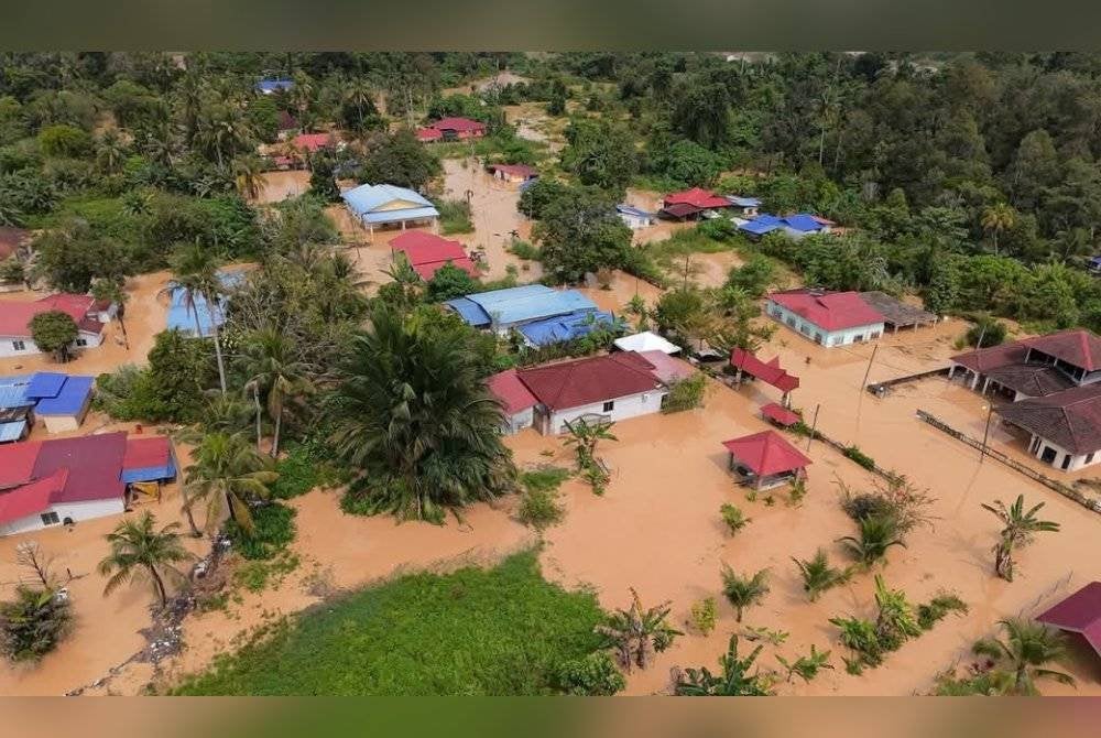 Keadaan banjir yang melanda sekitar kawasan Kampung Karak Setia dan Kampung Mangin, Karak pada Rabu. Foto Arumugam