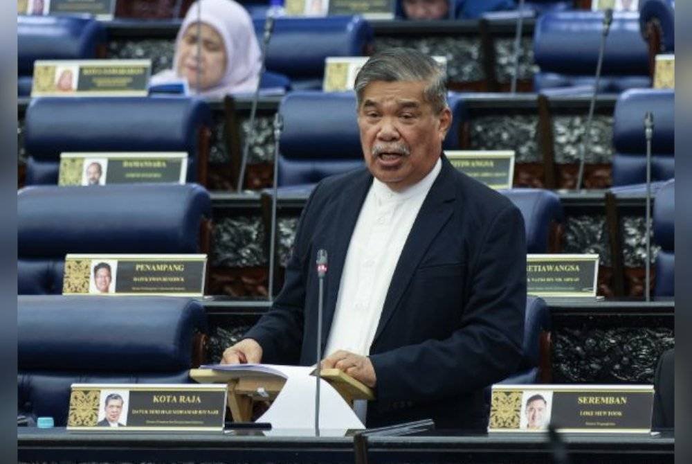 Mohamad Sabu ketika sesi penggulungan titah Diraja ketika Mesyuarat Pertama Penggal Keempat Parlimen ke-15 di Dewan Rakyat hari ini. Foto Bernama