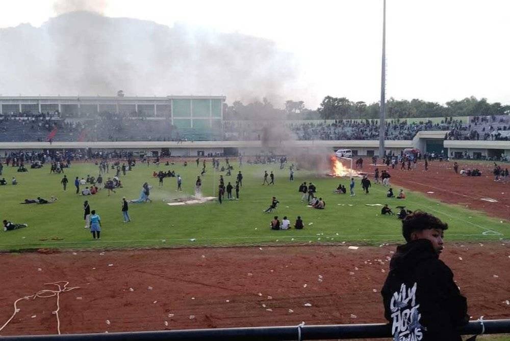 Perlawanan antara Persela Lamongan dan Persijap Jepara terpaksa dihentikan selepas penonton merusuh.