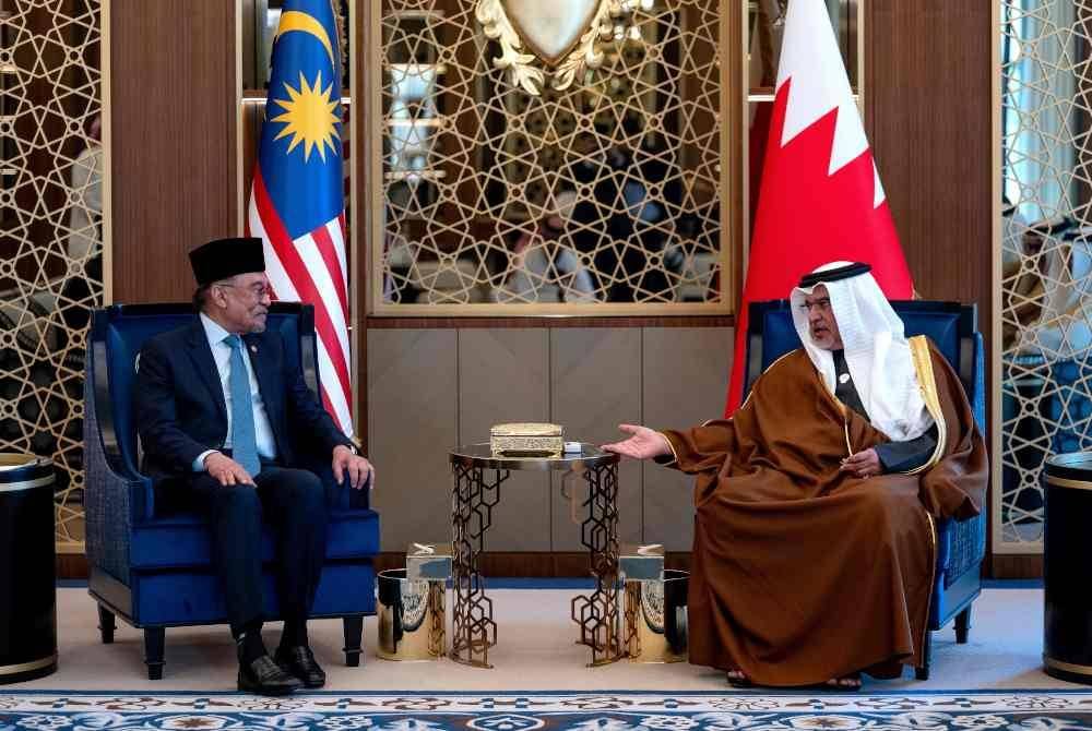 Perdana Menteri, Datuk Seri Anwar Ibrahim (kiri) menghadap Putera Mahkota yang juga Perdana Menteri Bahrain, Putera Salman Hamad Al Khalifa (kanan) di Istana Gudaibiya pada Rabu. Foto Bernama