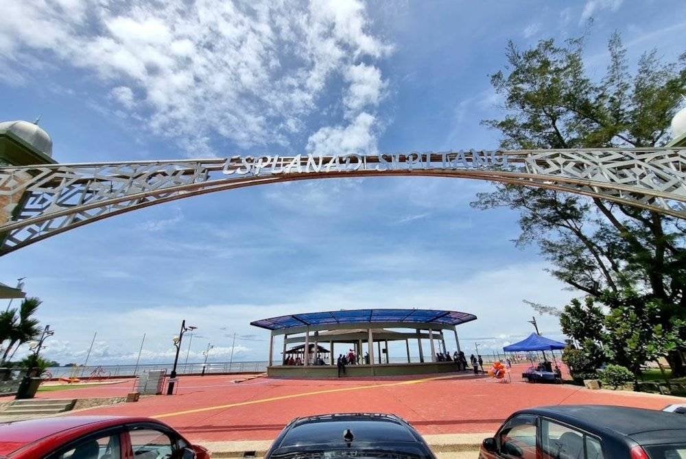 Sipitang terletak bersempadan dengan Sarawak dan menjadi laluan untuk warga Brunei masuk ke Sabah.