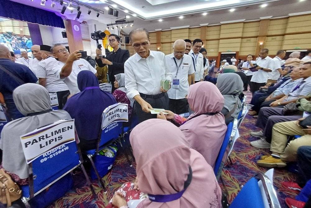 Wan Rosdy menyampai dividen kepada peserta e-Kasih pada majlis yang berlangsung di Dewan Jubli Perak Sultan Haji Ahmad Shah pada Rabu.