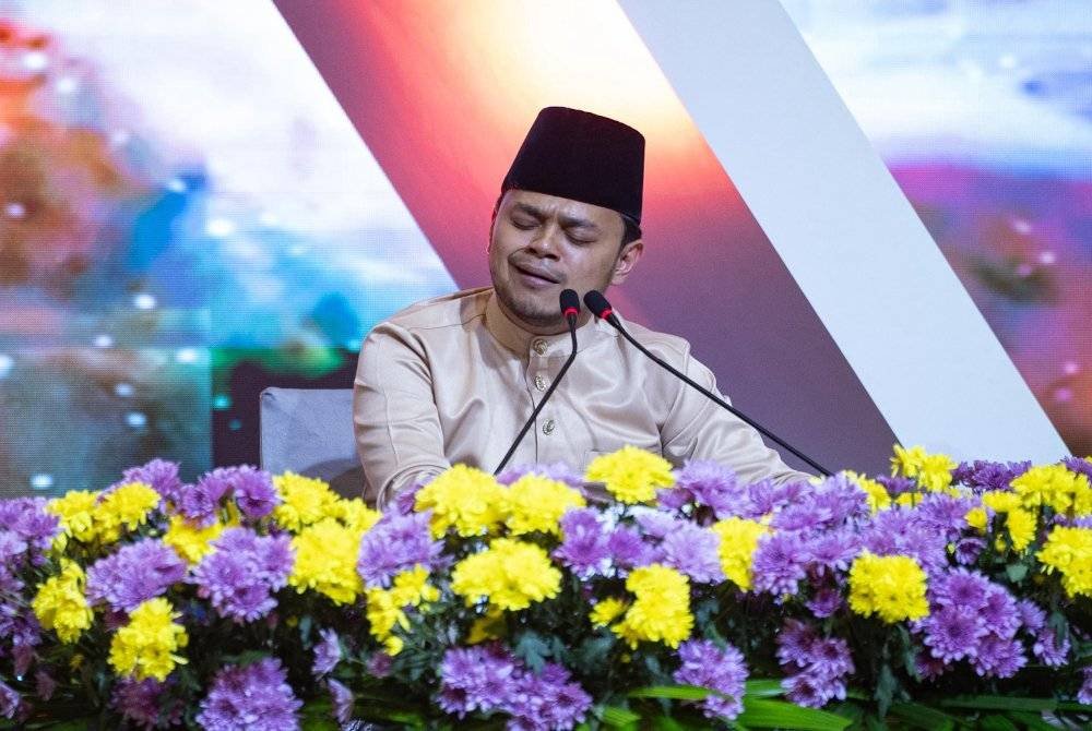 Aiman Ridhwan memperdengarkan bacaan ayat suci al-Quran selepas dinobat johan qari sempena Majlis Penutup serta Penyampaian Hadiah Tilawah dan Hafazan al-Quran Peringkat Negeri Perak 1446H/2025M di Pusat Konvensyen Casuarina, Bandar Meru Raya di sini pada malam Rabu.