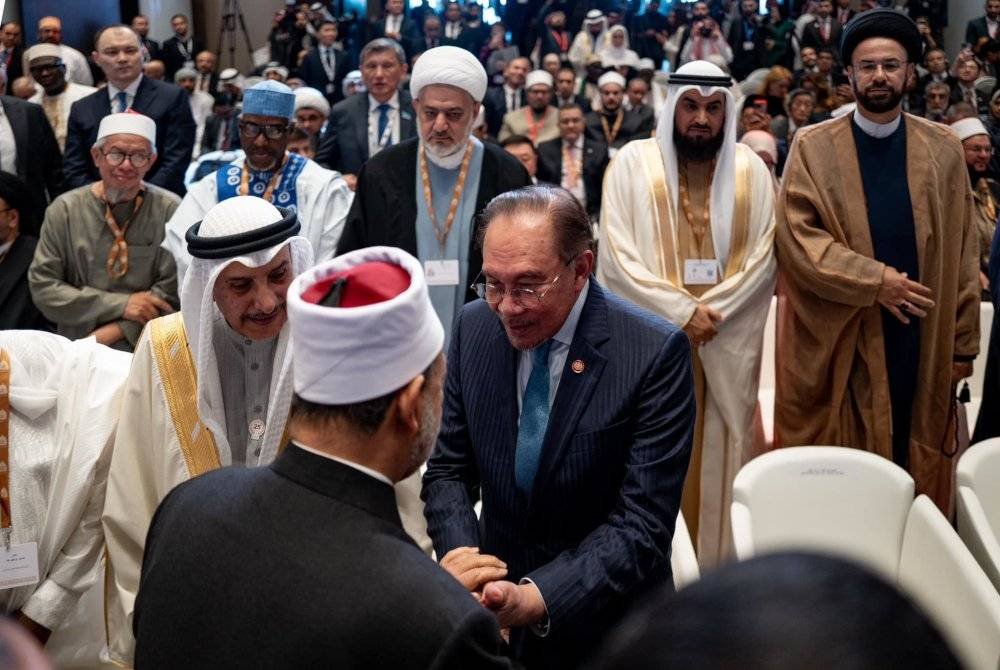 Perdana Menteri, Datuk Seri Anwar Ibrahim menekankan kepentingan dunia Islam bersatu dalam menangani agenda sektarianisme yang sering dieksploitasi sebagai alat melaga-lagakan umat Islam.