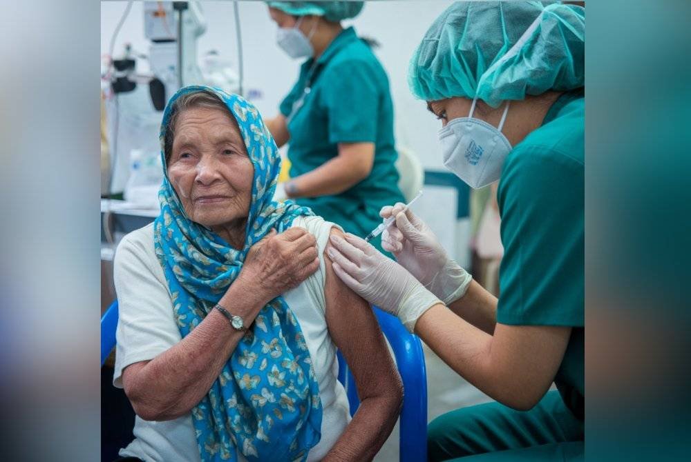Vaksin influenza diberikan secara percuma kepada warga emas. Foto dijana AI