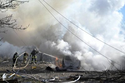Anggota bomba cuba mengawal kebakaran di bandar Kramatorsk setelah ia dibedil.