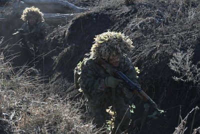 Bekas banduan yang berkhidmat di bawah batalion raifal khas Alkatraz menyertai latihan di barisan hadapan di Donetsk.