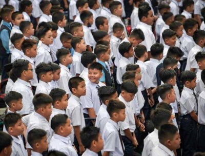 Gelagat murid-murid sekolah rendah pada hari pertama sesi persekolahan 2025/2026. Gambar hiasan