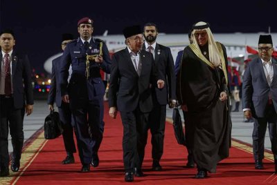Anwar tiba di Manama untuk lawatan rasmi ke Bahrain atas jemputan Putera Mahkota dan Perdana Menteri Bahrain, Salman Hamad Al Khalifa. Foto Bernama