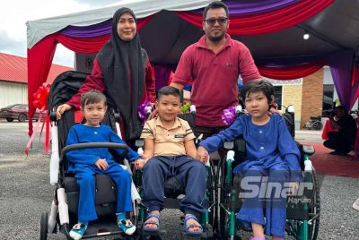 Nurul Amirah bersama suami dan tiga anaknya yang menghidap atrofi otot spina (SMA) tahap dua.