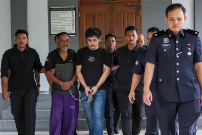Mohamed Ismail (dua dari kiri) dan Muhammad Amir Ikram (tiga dari kiri) dihadapkan ke Mahkamah Majistret Bentong pada Rabu. Foto Bernama