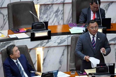 Amirudin (kanan) ketika sesi soalan lisan pada Mesyuarat Pertama Persidangan Penggal Ketiga Dewan Undangan Negeri (DUN) Selangor ke-15 di Bangunan Dewan Negeri Selangor pada Rabu. Foto Bernama