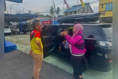 Polis mengambil inisiatif menghantar wanita OKU dan kakaknya ke rumah mereka di Tasik Senangin, Nilai. Foto Balai Polis Lenggeng