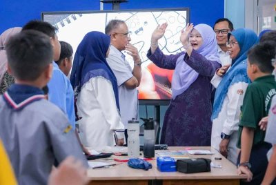 Fadhlina meninjau penggunaan bilik darjah tambahan SK Cyberjaya.