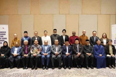 Na'im (duduk, lima dari kanan) dan Aaron (duduk, enam dari kiri) bersama ahli Jawatankuasa Harmoni yang baru dilantik.