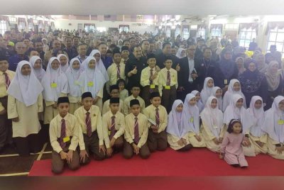 Asyraf Wajdi bergambar bersama guru, ibu bapa dan pelajar semasa melawat MRSM Sungai Besar pada Rabu.