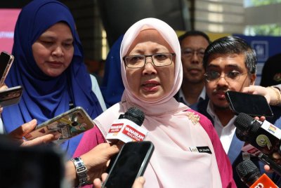Dr Zaliha menjawab pertanyaan media pada Majlis Aspirasi bersama warga Jabatan Wilayah Persekutuan dan Agensi di Auditorium Tun Azizan Abidin Kompleks Perbadanan Putrajaya pada Rabu. Foto Bernama