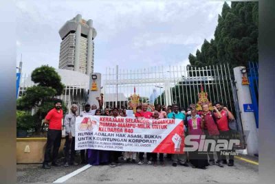 Wakil komuniti terbabit bergambar di pintu pagar Bangunan SUK Selangor di sini ada Selasa.