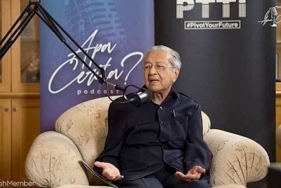Dr Mahathir ketika ditemu bual dalam podcast Apa Cerita? bertajuk Menyelusuri memori Dr Mahathir dan persahabatan beliau bersama Tun Daim Zainuddin yang dimuat naik di YouTube pada Selasa.