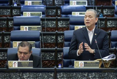 Timbalan Perdana Menteri yang juga Menteri Peralihan Tenaga dan Transformasi Air, Datuk Seri Fadillah Yusof ketika sesi penggulungan titah Diraja ketika Mesyuarat Pertama Penggal Keempat Parlimen ke-15 di Dewan Rakyat pada Rabu.