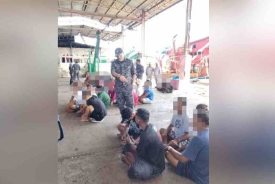 Mohamed Yusoff (berdiri) menyoal warga asing ditahan dalam Operasi Bersepadu pada Rabu.