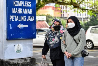 Ismanira (kiri) hadir di Mahkamah Sesyen untuk perbicaraan kes pengabaian yang dihadapi ibu bapa kanak-kanak autistik itu di Mahkamah Petaling Jaya pada Rabu. Foto Bernama