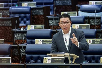 Menteri Perumahan dan Kerajaan Tempatan, Nga Kor Ming pada sesi jawab lisan ketika Mesyuarat Pertama Penggal Keempat Parlimen ke-15 di Dewan Rakyat pada Rabu. Foto Bernama