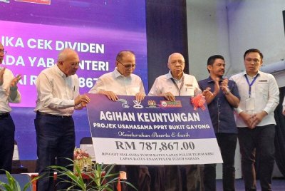 Wan Rosdy menerima replika cek pada majlis penyerahan dividen Ladang Usahasama Integrasi Lembu dan Sawit PPRT Ladang Bukit Gayong, yang disalurkan kepada peserta e-Kasih Pasfa pada Rabu.