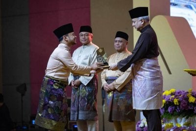 Sultan Nazrin (kanan) menyampaikan hadiah kepada Aiman Ridhwan sempena Majlis Penutup serta Penyampaian Hadiah Tilawah dan Hafazan al-Quran Peringkat Negeri Perak 1446H/2025M di Pusat Konvensyen Casuarina, Bandar Meru Raya di sini pada malam Rabu.