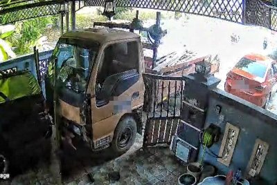 ' Lori hantu' yang merempuh sebuah rumah penduduk di Jalan KJ51, Taman Krubong Jaya, pada petang Rabu.