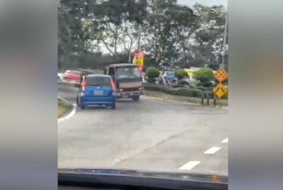 Tangkap layar sebuah lori melawan arus di Lebuh SPA berhampiran lampu isyarat Gangsa, Durian Tunggal di sini, pada Rabu.