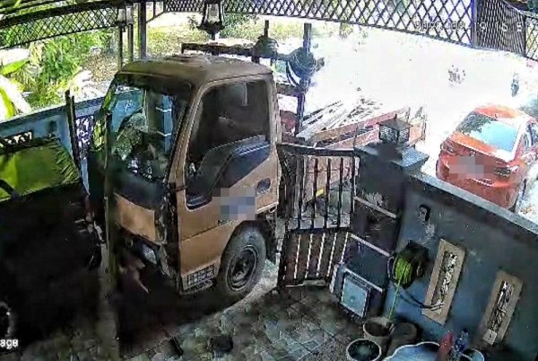 ' Lori hantu' yang merempuh sebuah rumah penduduk di Jalan KJ51, Taman Krubong Jaya, pada petang Rabu.