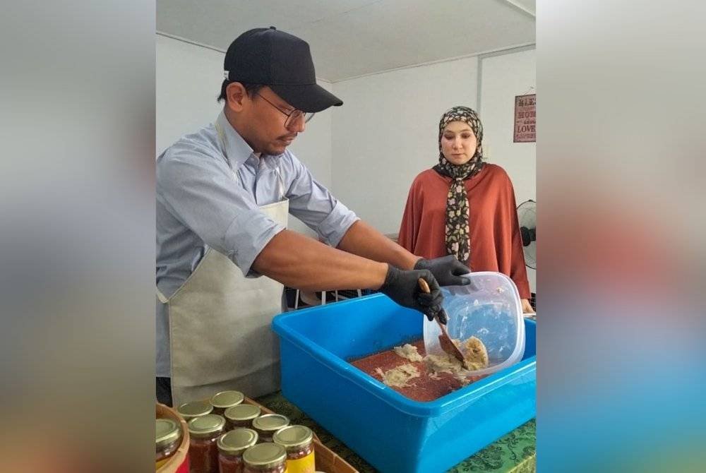 Ibnu Sina memasukkan durian ke dalam budu yang sudah diproses.