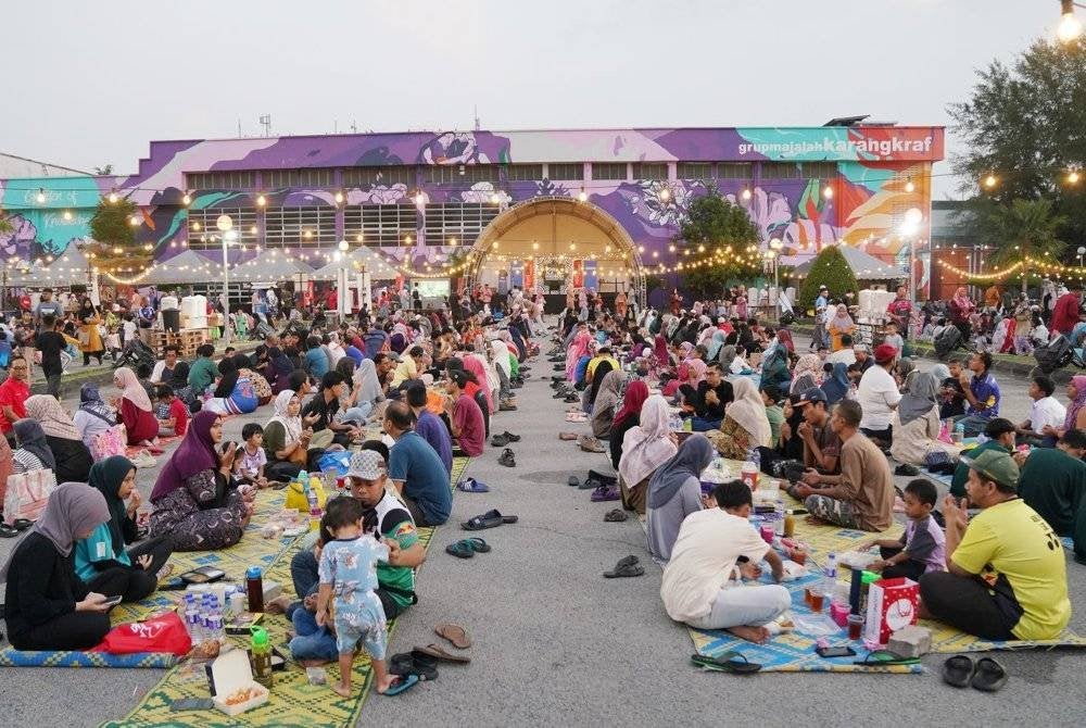 Suasana orang ramai yang berbuka puasa di Iftar Ala Madinah @Karangkraf.
