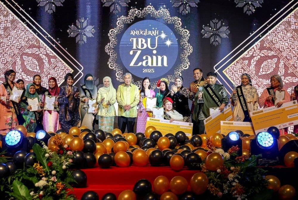 Timbalan Perdana Menteri, Datuk Seri Dr Ahmad Zahid Hamidi bersama para penerima anugerah pada 'The Muslim World Women's Summit: Voices of HER Festival dan Anugerah Ibu Zain di Pusat Dagangan Dunia pada Rabu. Foto Bernama