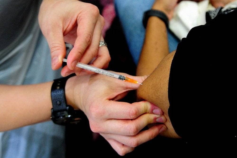 Isu penarikan balik vaksin Covid-19 keluaran AstraZeneca daripada pasaran dunia menimbulkan kegusaran dalam kalangan penerimanya.