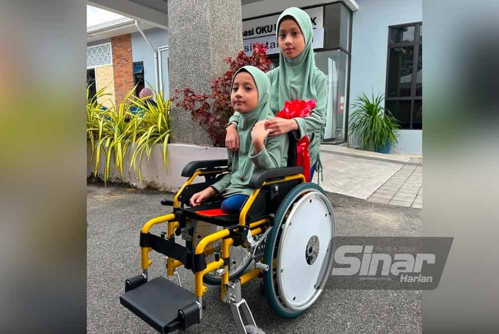 Raisha (kanan) setia membantu menolak kerusi roda Amara (kiri) yang tidak dapat berjalan. FOTO SINAR HARIAN-ADILA SHARINNI WAHID