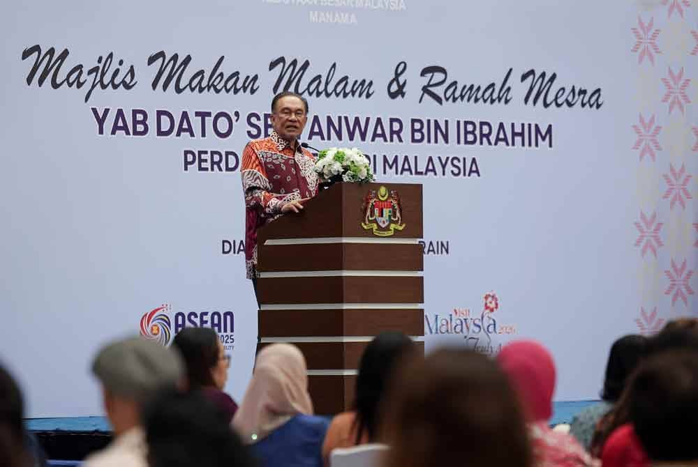Anwar menyampaikan ucapan pada Majlis Makan Malam dan Ramah Mesra bersama Diaspora Malaysia di Bahrain di The Ritz Carlton pada Rabu. Foto Bernama