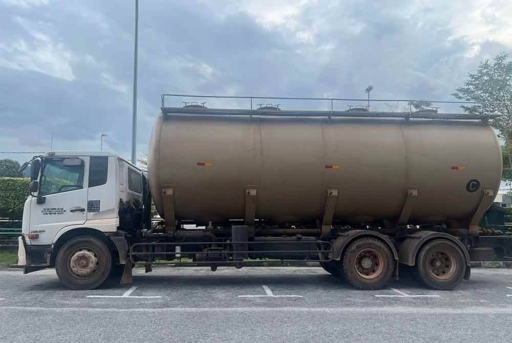 Lori tangki yang dilarikan seorang lelaki berjaya ditemui semula di Sungai Rambai, Jasin, Melaka pada Selasa.