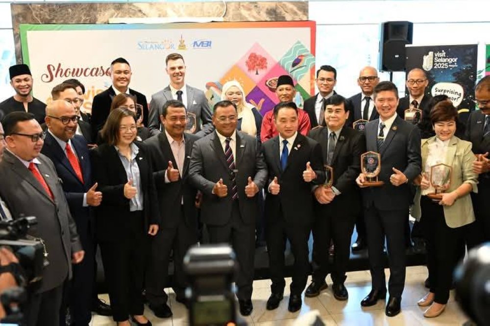 Anugerah tersebut telah disampaikan oleh Menteri Besar (lima dari kanan) dalam satu majlis sempena Showcase Tahun Melawat Selangor 2025. Foto: MPKS