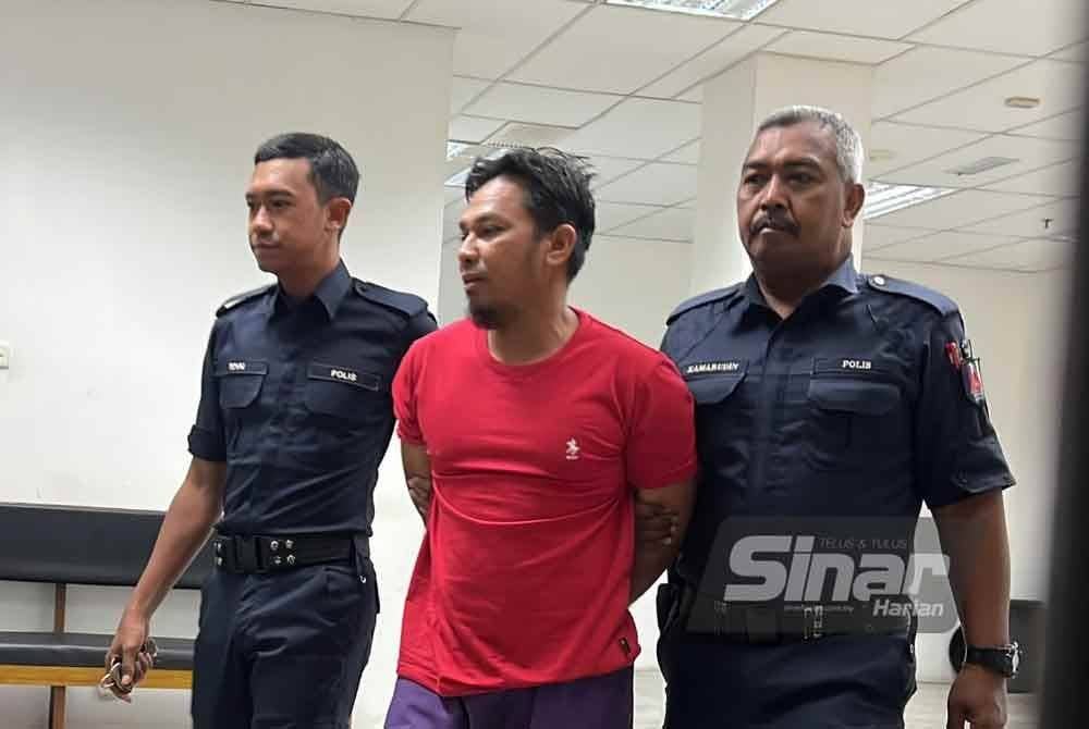 Mohamad Syahril (tengah) dikawal polis berjalan menuju ke bilik Mahkamah Sesyen Kota Bharu. FOTO: SINAR HARIAN