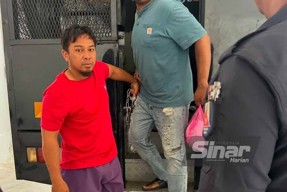 Mohamad Syahril (kiri) tiba di Mahkamah Kota Bharu pada Khamis. FOTO: SINAR HARIAN