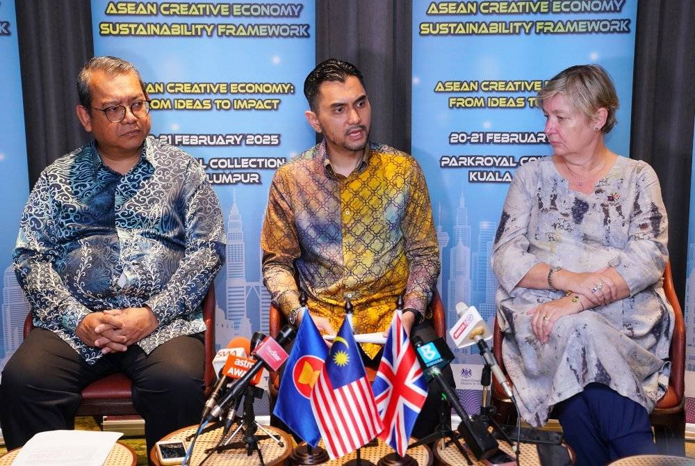 Timbalan Menteri Pelancongan, Seni dan Budaya, Khairul Firdaus Akbar Khan (tengah) dalam sidang akhbar pada Simposium ASEAN-UK mengenai Pembangunan Rangka Kerja Kelestarian Ekonomi Kreatif ASEAN di sebuah hotel di sini pada Khamis. Foto SINAR HARIAN MOHD HALIM ABDUL WAHID.
