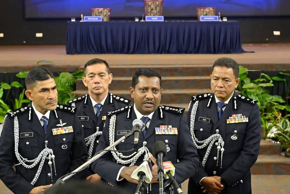 Hussein (dua dari kanan) ketika sidang akhbar di IPK Selangor pada Khamis.