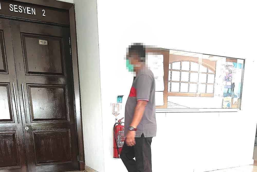 Pemandu ambulans didakwa bersetubuh dengan anak tiri perempuannya tiga tahun lalu.