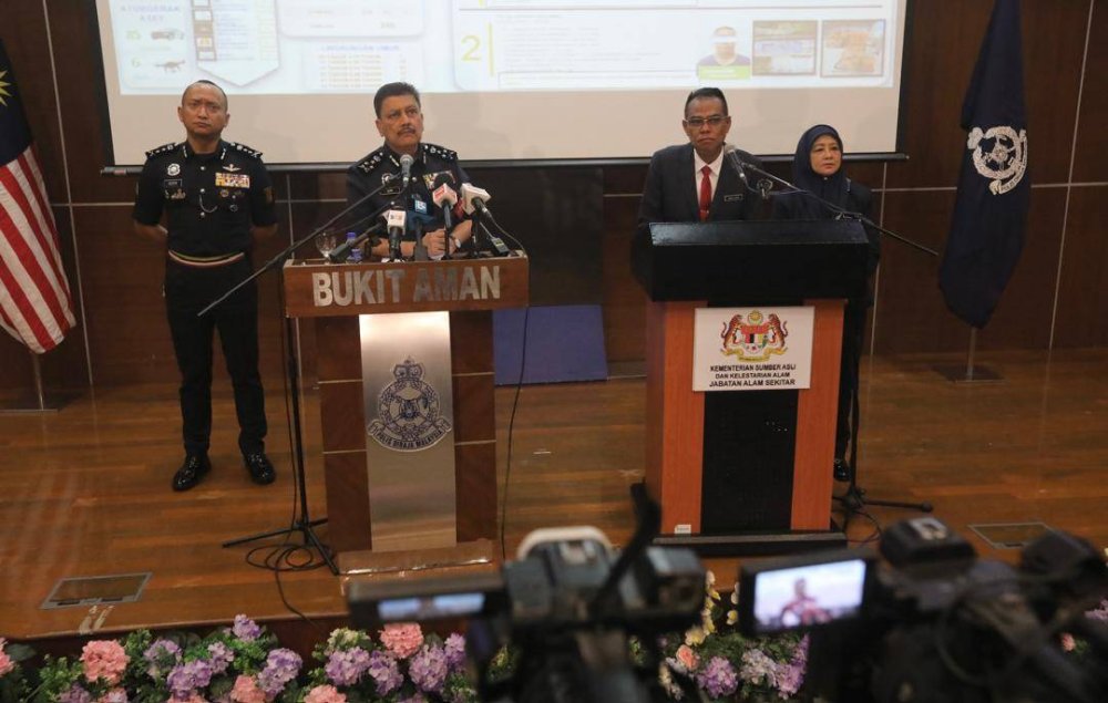 Wan Abdul Latiff (dua dari kanan) ketika sidang akhbar di Bukit Aman pada Khamis.