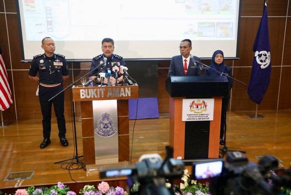 Wan Abdul Latiff (dua dari kanan) ketika sidang akhbar di Bukit Aman pada Khamis.