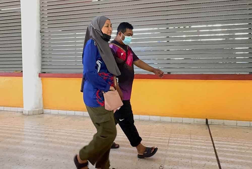 Mohammad Fakhruddin bersama Nuraini berjalan menuju ke PICU HPP untuk berjumpa dengan doktor pakar yang merawat anak mereka.